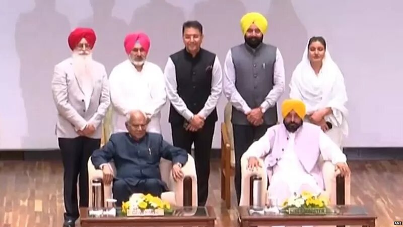 ਪੰਜਾਬ ਦੇ ਨਵੇਂ ਮੰਤਰੀਆਂ ਦੀ ਸਹੁੰ: ਅਮਨ ਅਰੋੜਾ, ਡਾ: ਨਿੱਝਰ, ਸਾਬਕਾ ਇੰਸਪੈਕਟਰ ਸਰੀ, ਜੌੜਾਮਾਜਰਾ ਅਤੇ ਅਨਮੋਲ ਗਗਨ ਮਾਨ